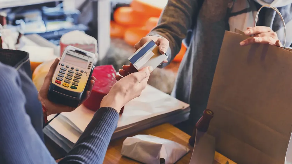 Advierten-establecimientos-deben-requerir-una-identificacion-cuando-cliente-pague-con-tarjeta